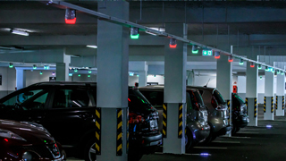 Estacionamiento con sistema guiado Hikvision mostrando luces de disponibilidad