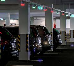 Cajones de estacionamiento con guiado Hikvision y señalización luminosa